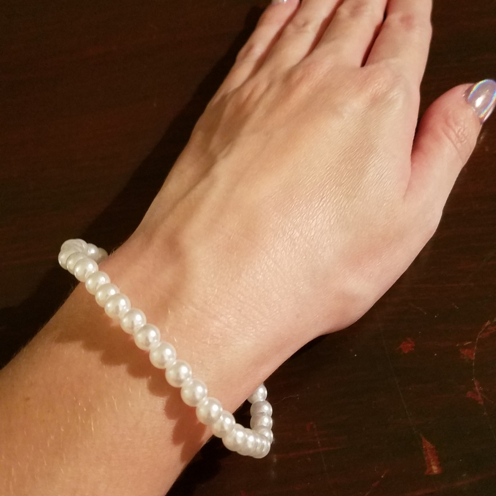 White small Pearl bracelet stretchy